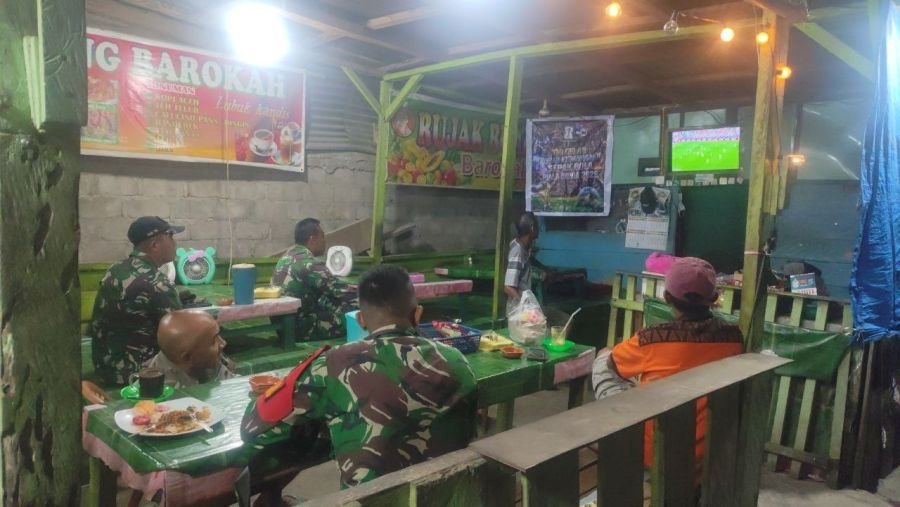 Anggota Koramil 05/Peranap Nobar Bareng Warga, Dukung Semangat Kebersamaan Lewat Laga Prancis vs Spa