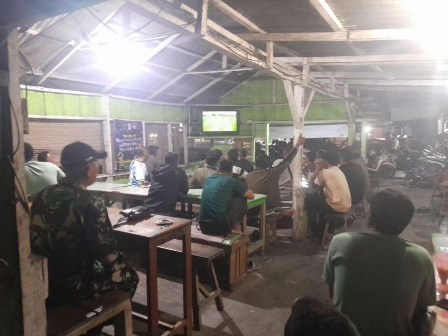 Anggota Koramil 05/Peranap Nobar Final Piala Dunia 2026 Bareng Warga di Warung Pak Lek