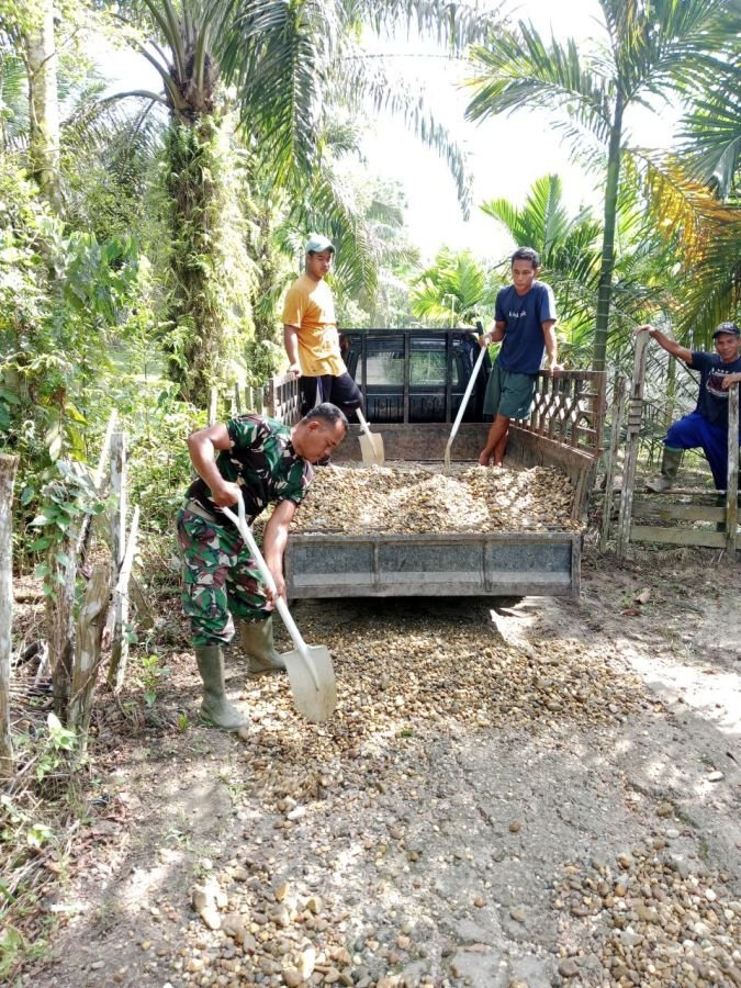 Anggota Koramil 07 Kuantan Hilir  Semenisasi Jalan Desa Teratak Baru Kec.Kuantan H