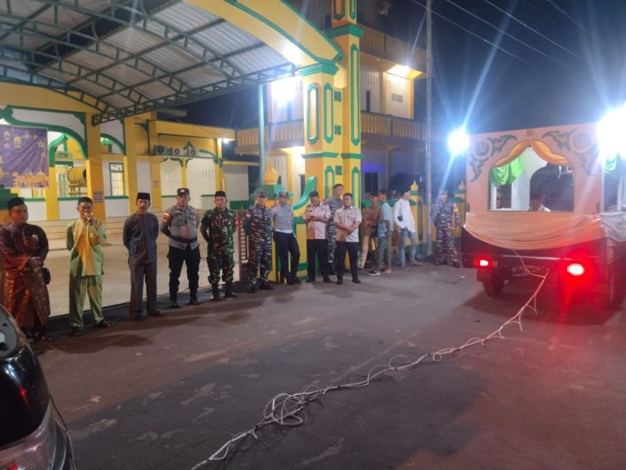Anggota Koramil 07/Tambelan melaksanakan pengamanan pawai takbir dalm rangka 1 zulhijah