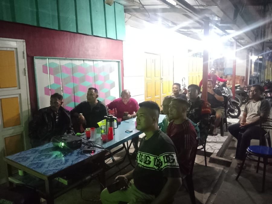 Anggota Koramil 07/Tambelan Tumbuhkan Kebersamaan Lewat Nobar Piala Dunia 2026
