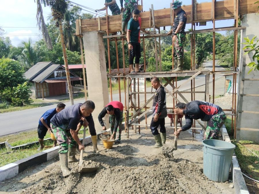 Anggota Koramil 08/KM Laksanakan Pengecoran Gapura Makoramil 08/KM