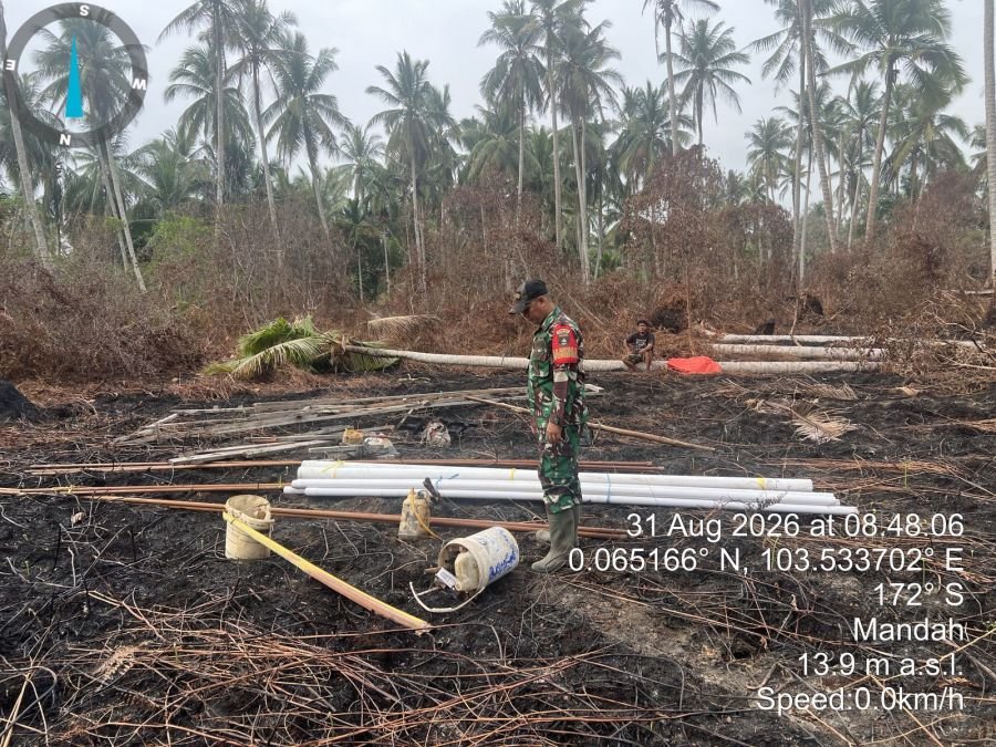 ANGGOTA  KORAMIL  08/MANDAH  BABINSA BENTE   BANGUN SUMUR  BOR  UNTUK  PENANGANAN KARHUTLA
