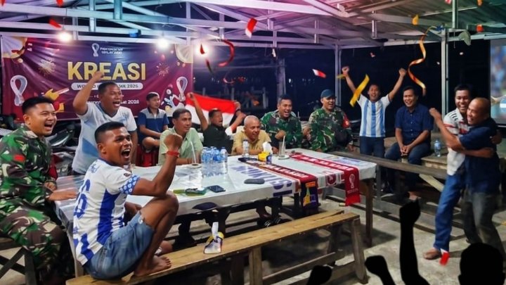 Anggota Koramil 09 Singingi dan Warga Semarakkan Nobar Piala Dunia 2026