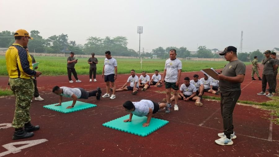 Anggota Koramil 12/Batang Tuaka Laksanakan Garjas Periodik di Lapangan Bola Sungai Beringin