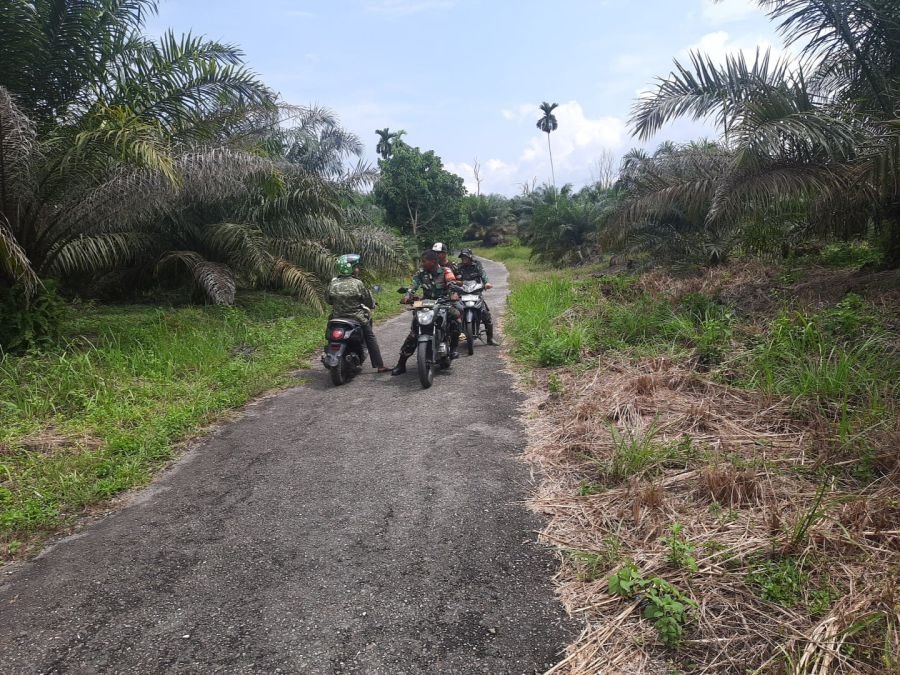 ANGGOTA KORAMIL 12/XIII KK KODIM 0313/KPR GELAR PATROLI CEGAH KARHUTLA DI WILAYAH BINAAN
