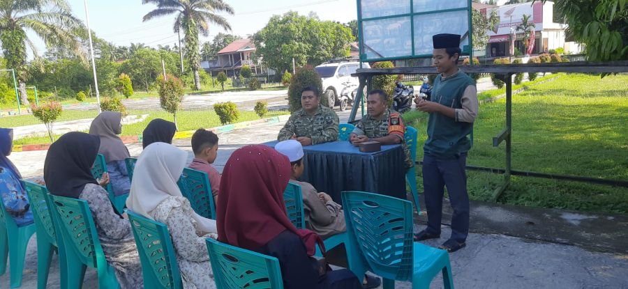 ANGGOTA KORAMIL 12/XIII KOTO KAMPAR GELAR JUMAT BERKAH BAGI ANAK YATIM
 
Kampar  – Dalam rangka ber