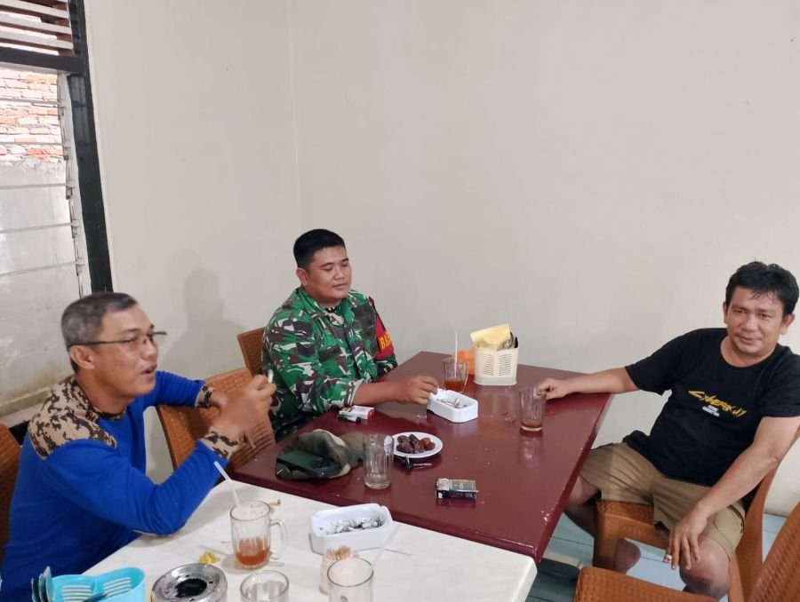 Anggota Koramil 12/XIII Koto Kampar Tingkatkan Kedekatan dengan Warga Melalui Kegiatan Komsos