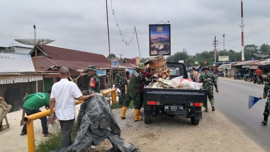 Anggota Koramil 16/Tapung Bersama Pemdes Melaksanakan Goro di Pasar Tradisional di wilayah Binaan