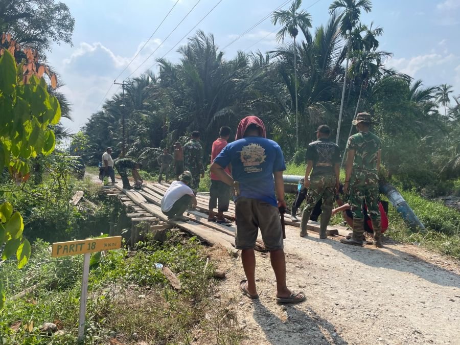 ANGGOTA PERSONEL KORAMIL 05/GAS BERSAMA WARGA GOTONG ROYONG PERBAIKI JEMBATAN YANG RUSAK