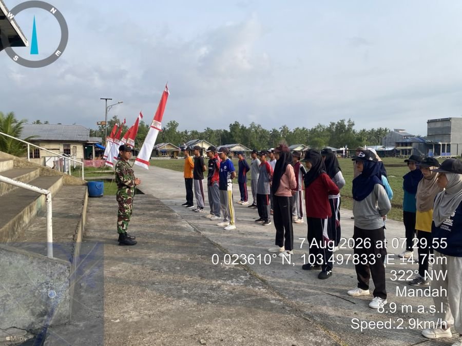 ANGGOTA PERSONEL KORAMIL 05/GAS MELAKSANAKAN KEGIATAN LATIHAN  BAGI ANAK PESERTA PASKIBRA