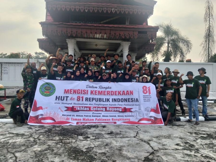 Angota Koramil 01/Bkn Ikut Kegiatan Gotong Royong (Goro) Pembersihan Taman Makam Pahlawan (TMP) Kusu