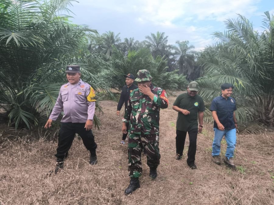 Antisipasi api, Babinsa Koramil 01/Siak Tetap Gencar Patroli Karhutla di Banjar Seminai