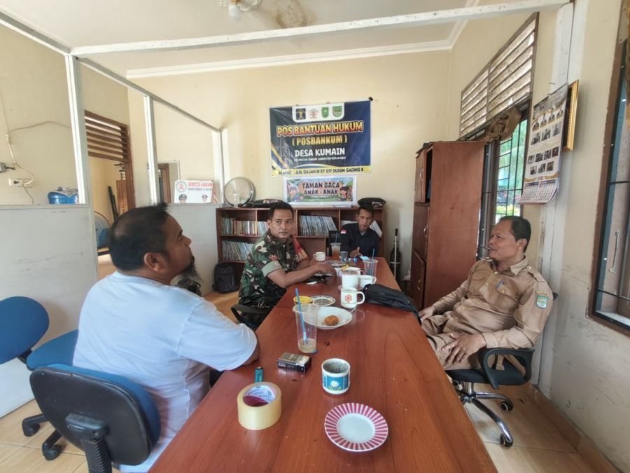 Antisipasi Asap Karhutla, Babinsa Kumain Imbau Warga Pakai Masker