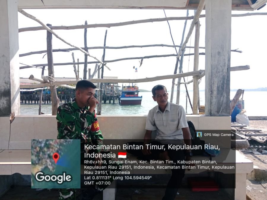 Antisipasi Cuaca Buruk, Babinsa Sungai Enam Himbau Nelayan Waspada Gelombang Tinggi.