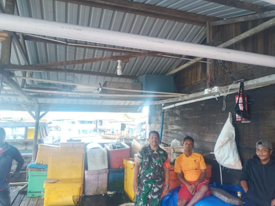 Antisipasi Dampak Cuaca Memasuki Musim Angin Selatan, Babinsa Koramil 06/Senayang Sigap