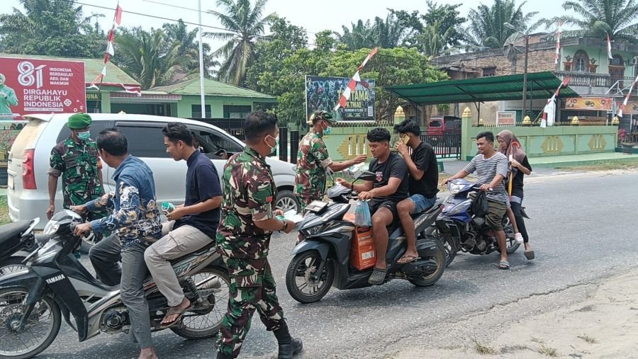 Antisipasi Dampak Kabut Asap, Babinsa Anggota Koramil 05/KK Bagikan Masker kepada Warga