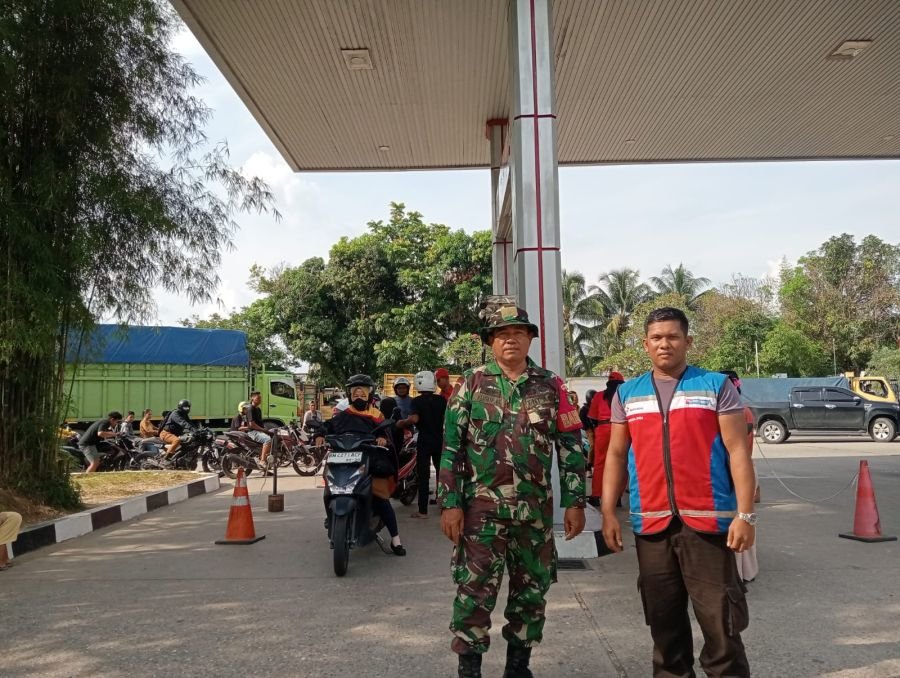 Antisipasi Isu Kenaikan BBM, Babinsa Pantau Aktivitas SPBU di Tenayan Raya
