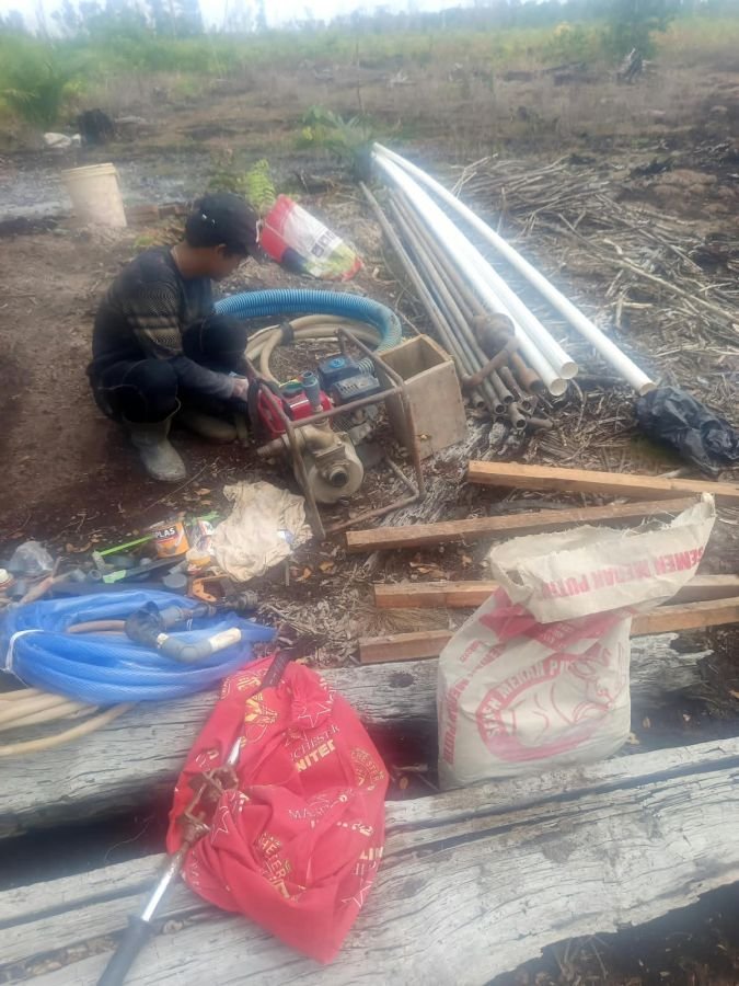 Antisipasi Karhutla, Babinsa Koramil 01/Dumai Bangun Sumur Bor di Lahan Gambut Bagan Keladi