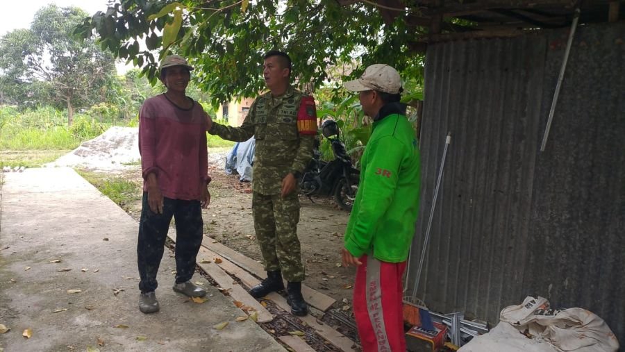 Antisipasi Karhutla, Babinsa Koramil 06/Sukajadi Pantau Tumpukan Material Kering di Lahan