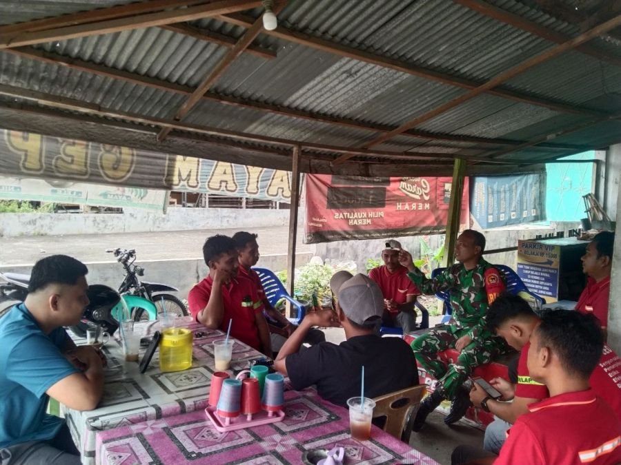 Antisipasi Karhutla, Babinsa Koramil 08/TDN Ajak Pemuda Ujungbatu Timur Tetap Waspada