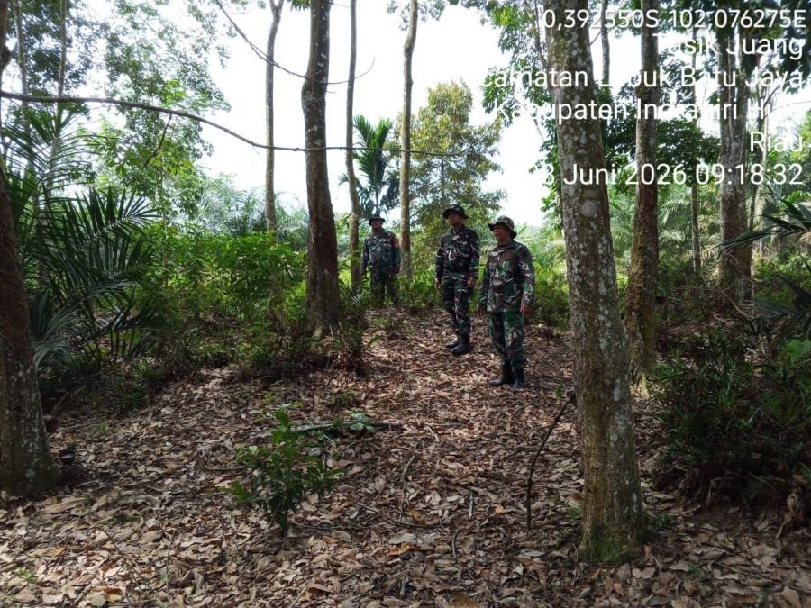 Antisipasi Karhutla di Musim Kemarau, Babinsa Koramil 04/Pasir Penyu Patroli dan Sosialisasi di Desa