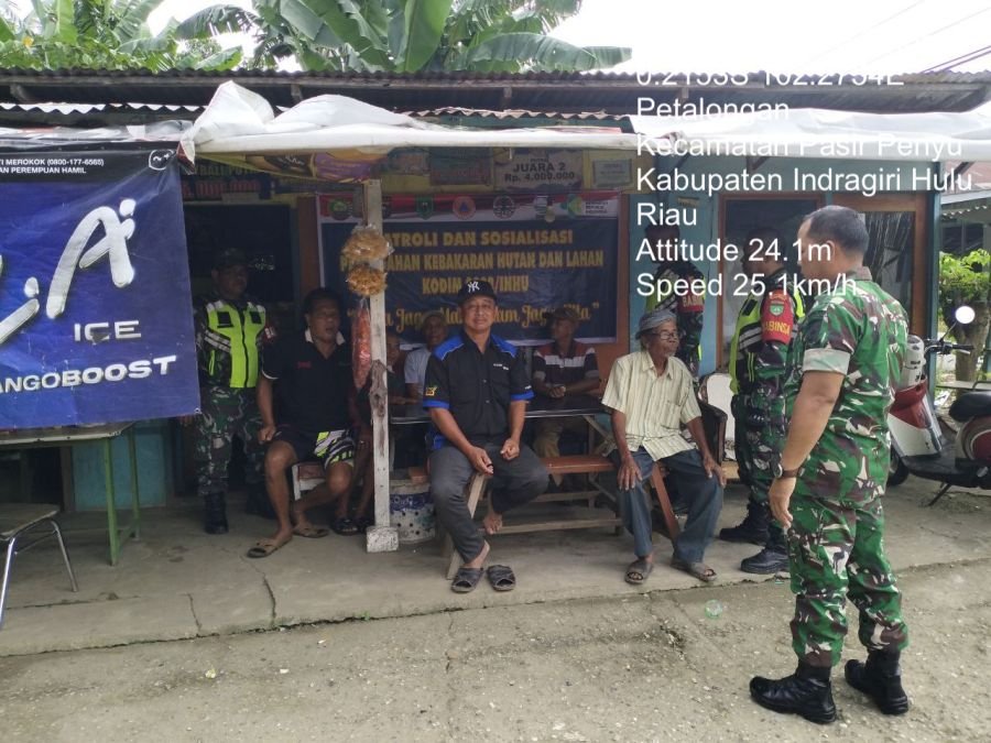 Antisipasi Karhutla Musim Kemarau, Babinsa Koramil 04/Pasir Penyu Patroli dan Sosialisasi di Desa Pe
