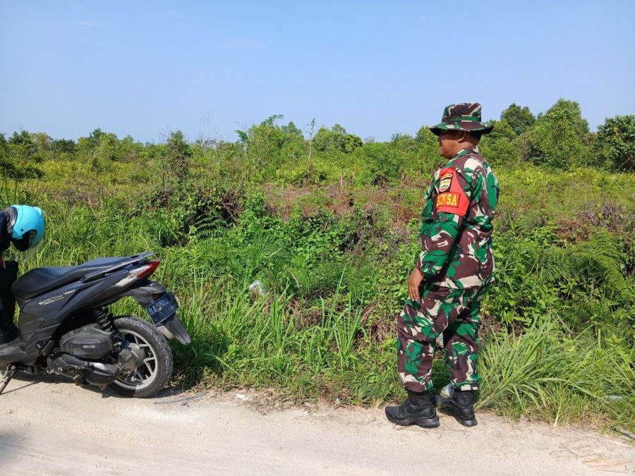 Antisipasi Karhutla, Personel Babinsa Koramil 07/Kampar dan Warga Kembali Laksanakan Patroli Karhutl