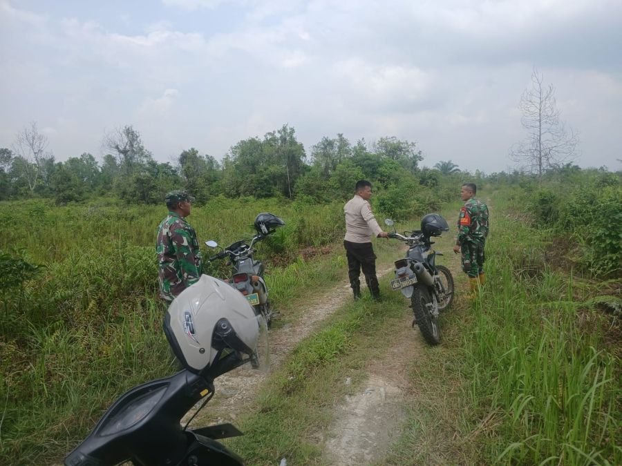 Antisipasi Karhutla, Personel Babinsa Koramil 07/Kampar dan Warga Kembali Laksanakan Patroli Karhutl