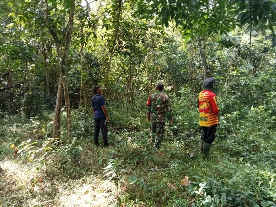 ANTISIPASI KARHUTLA, SERDA MUHERLI BERSAMA WARGA SISIR LAHAN DI DESA INSIT