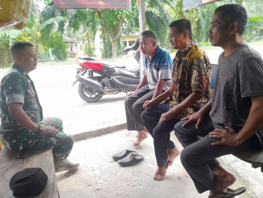 Antisipasi Kasus Pencurian, Babinsa Labuhan Tangga Kecil Ajak Warga Aktifkan Ronda Malam