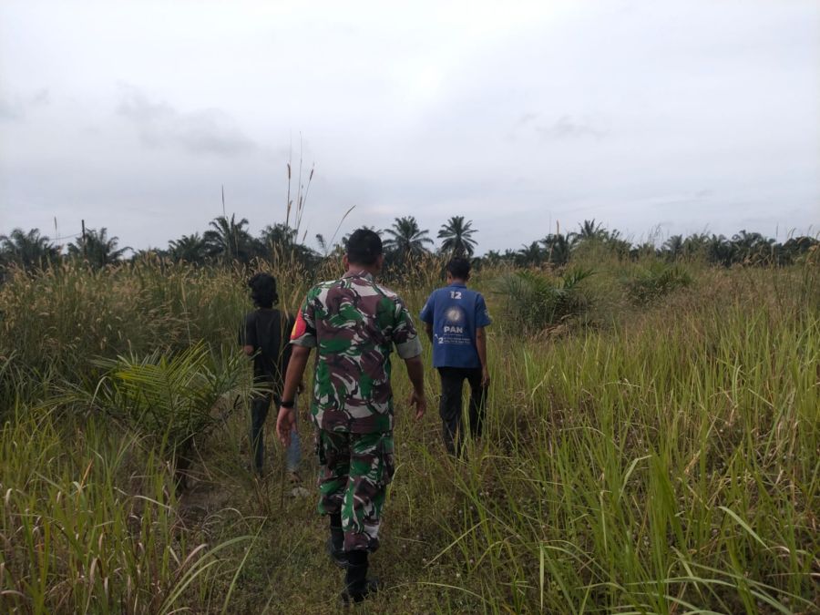 Antisipasi Kebakaran Lahan, Babinsa Koramil 04/Perawang Serka abdon Sisir Wilayah Rawan Karhutla
