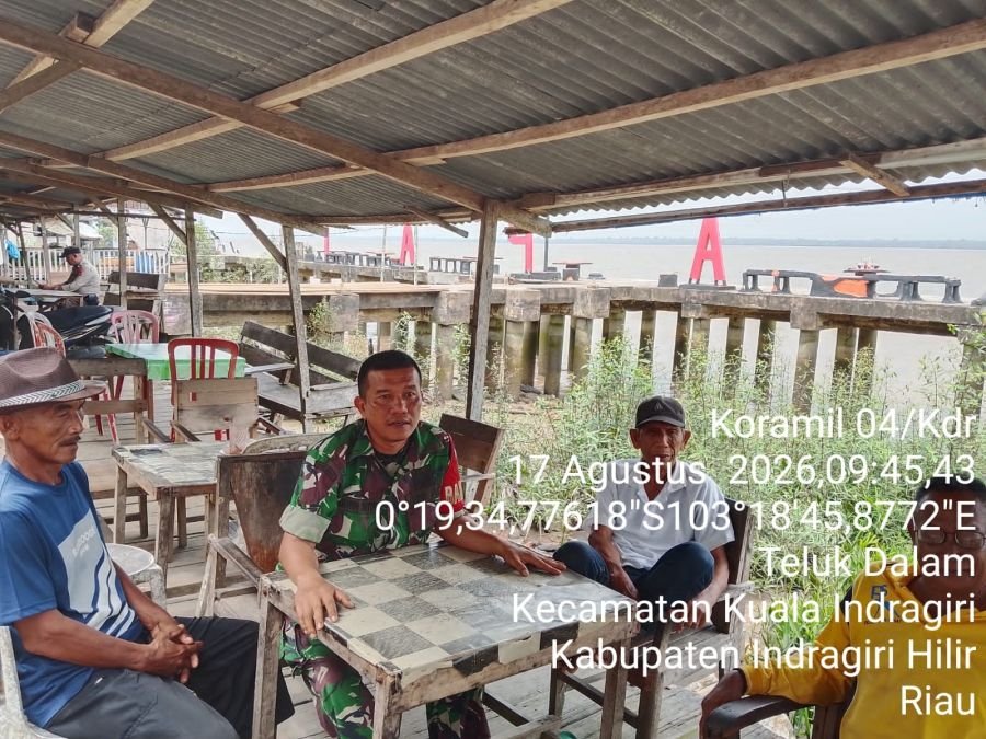 Antisipasi Musim Kemarau, Babinsa Koramil 04/Kuindra Serda Erwin Savitri Komsos di Teluk Dalam