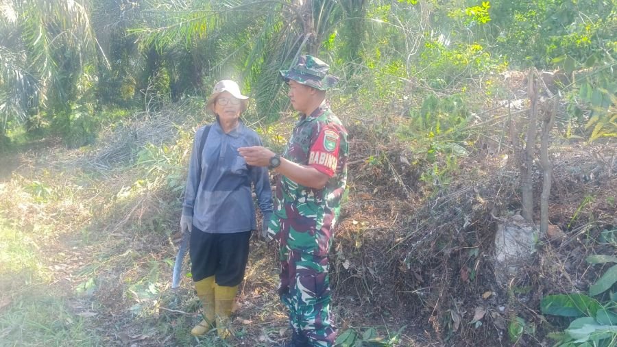 Antisipasi Musim Panas, Babinsa Tenayan Raya Perkuat Pencegahan Karhutla