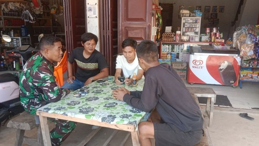 Antisipasi Narkoba dan Karhutla, Babinsa Koramil 08/TDN Gelar Komsos Bersama Warga Koto Ranah
