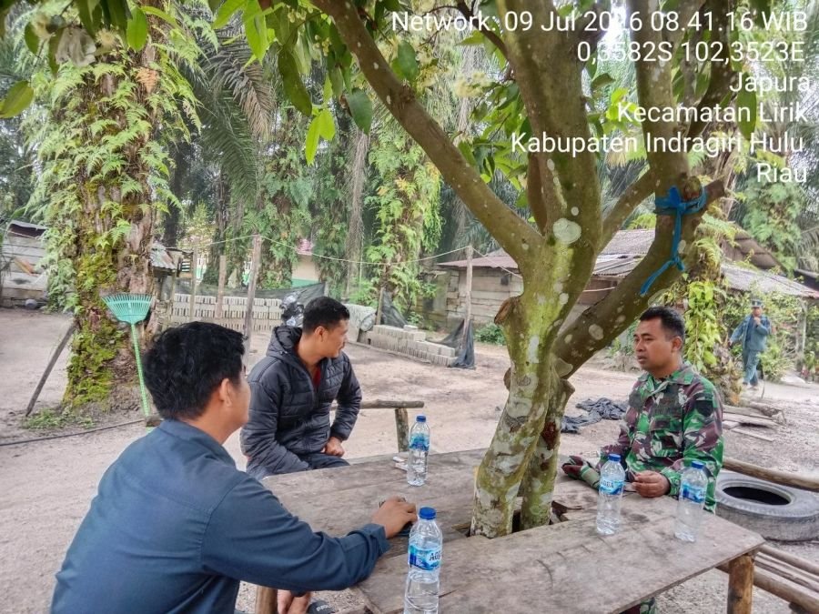 Antisipasi Perubahan Cuaca, Babinsa Koramil 04/Pasir Penyu Himbau Warga Jaga Kesehatan dan Rajin Ber
