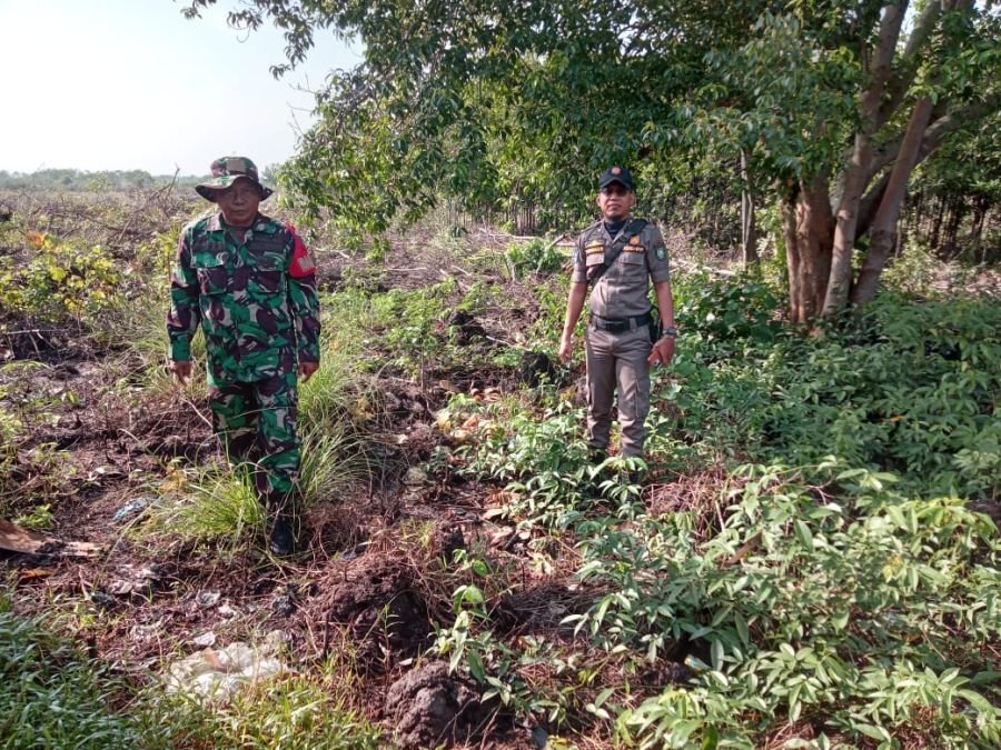 Antisipasi Terjadinya Karhutla, Babinsa Sertu Armansyah dan Sertu Andi Kesuma Laksanakan Patroli ser