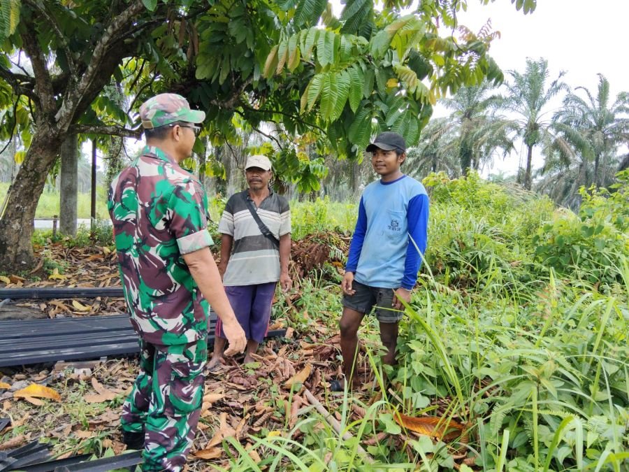 Antisipasi Titik Api, Babinsa Tebing Tinggi Okura Gencarkan Patroli dan Sosialisasi Karhutla