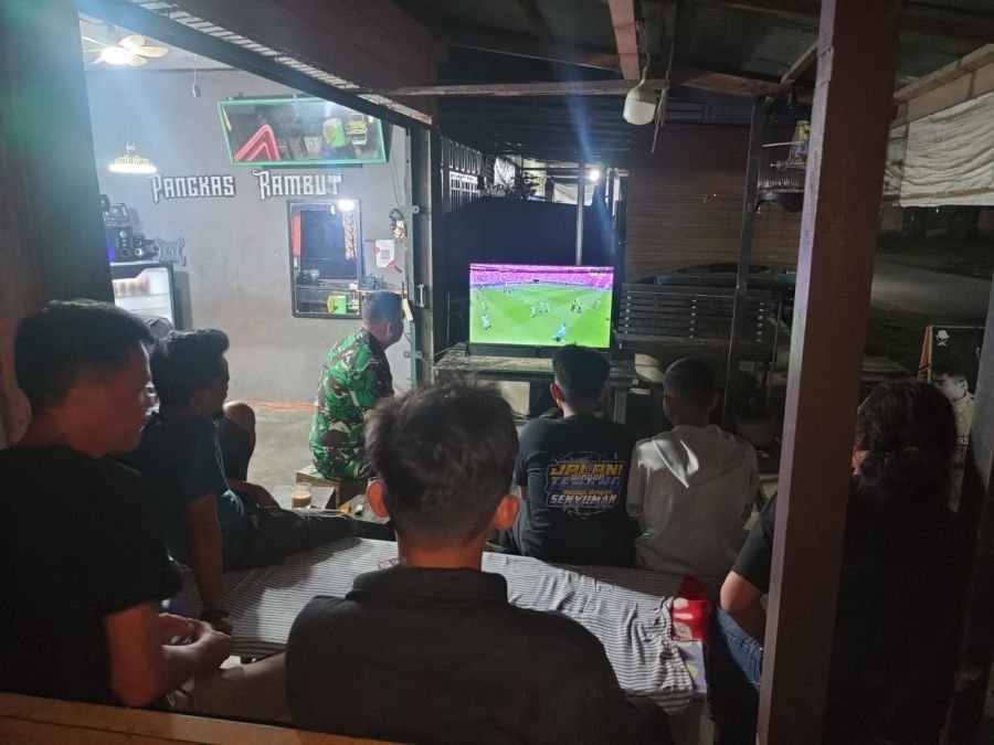 Antusias Warga Seberida Nobar Piala Dunia Bersama TNI
