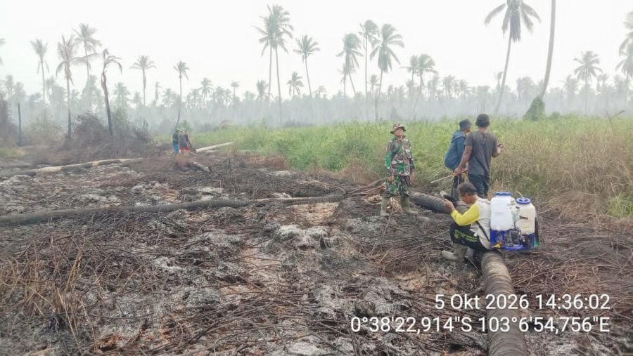 Api Karhutla Padam 100 Persen, Babinsa Koramil 07/Reteh Pastikan Tak Ada Titik Api di Benteng Barat