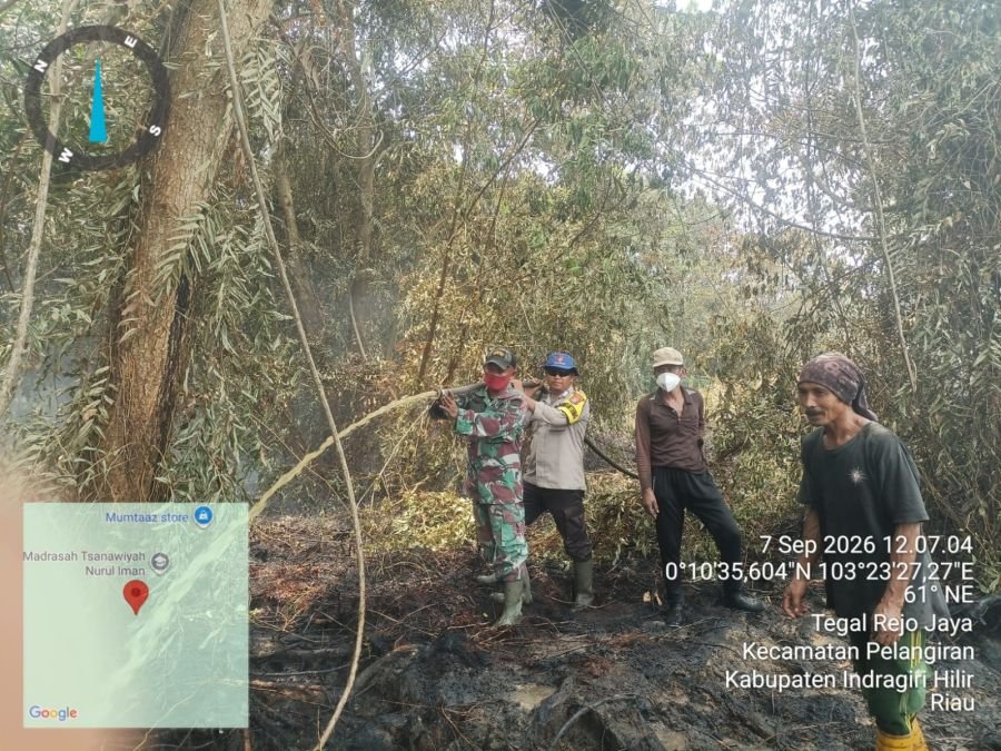 Api Karhutla Padam, Serma Sugianto dan Tim Gabungan Masih Dinginkan Lahan Gambut