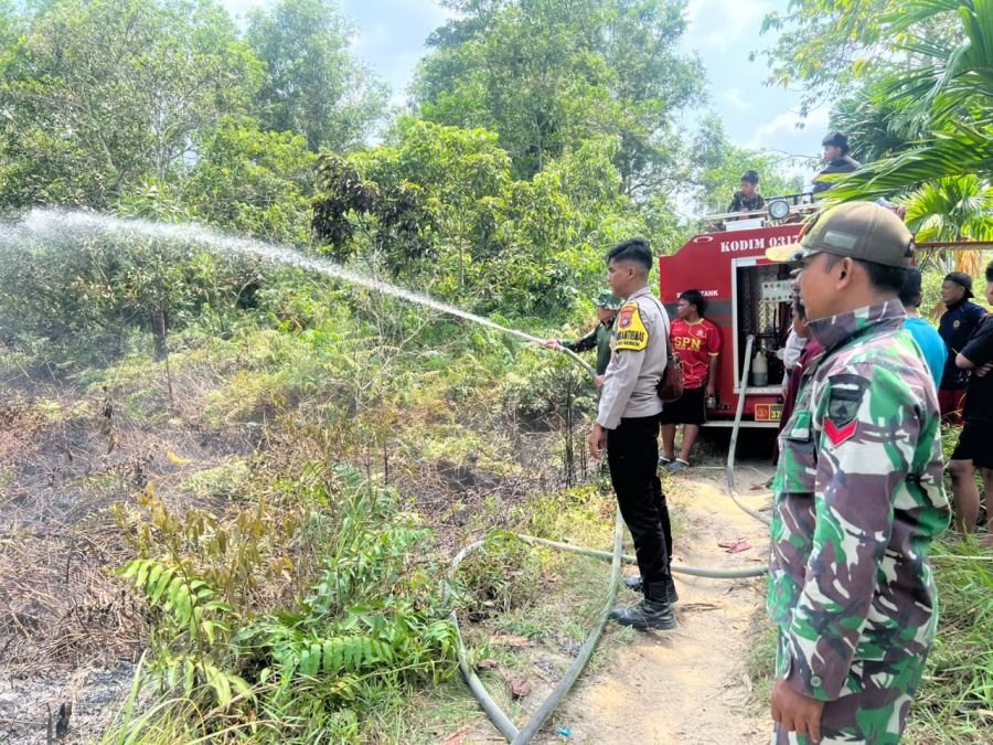 Api Lahan Kosong di Kundur Dipadamkan, Koramil Bergerak Bersama Tiga Unsur