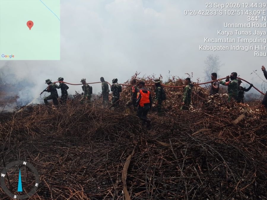 Api Membakar Lahan Gambut, Koramil 03/Tpl Dan Tim Gabungan Berjuang Padamkan Karhutla Tempuling