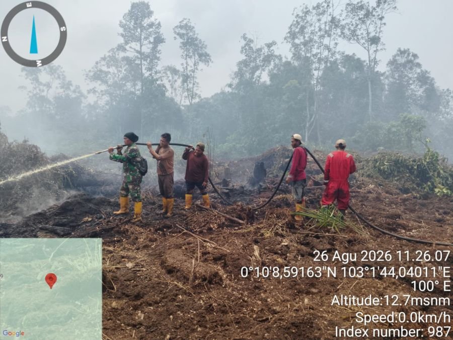 Api Padam, Asap Meluas: Babinsa Koramil 10/Pelangiran dan Tim Gabungan Perketat Penanganan Karhutla