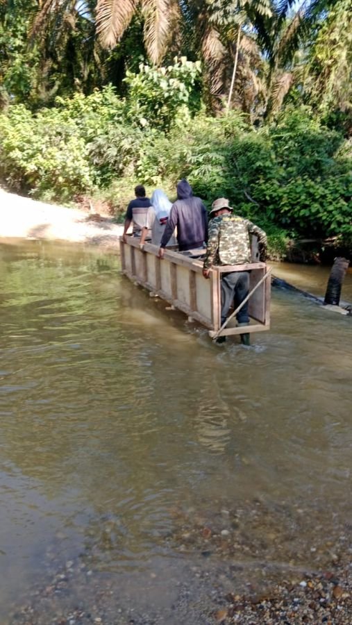 Satgas Kodim 0313/KPR Genjot Struktur Jembatan Ramco, Material Dipanggul Seberangi Sungai