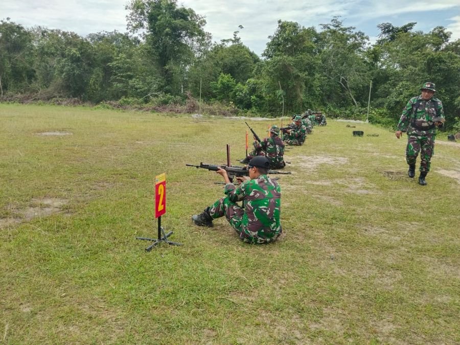 Asah Kemampuan Senjata SS1 V1, Prajurit Koramil 01/Bangko Gelar Latbak Jatri di Denrudal Dumai