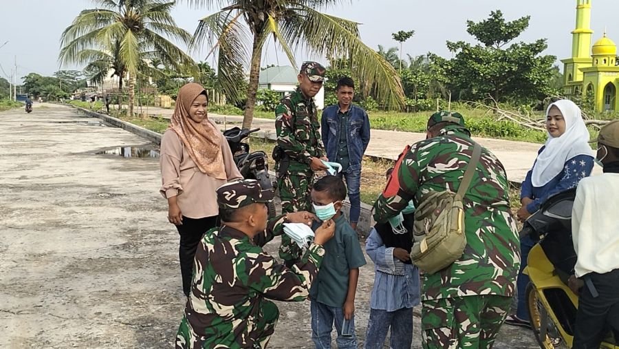 Asap Karhutla Ganggu Warga, Koramil Kubu dan Puskesmas Turun Bagikan Masker