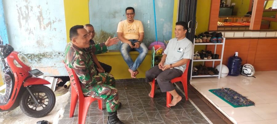 Asap Tebal Selimuti Daik Lingga, Babinsa Koramil 05 Daik Door to Door Imbau Warga Kurangi Aktivitas
