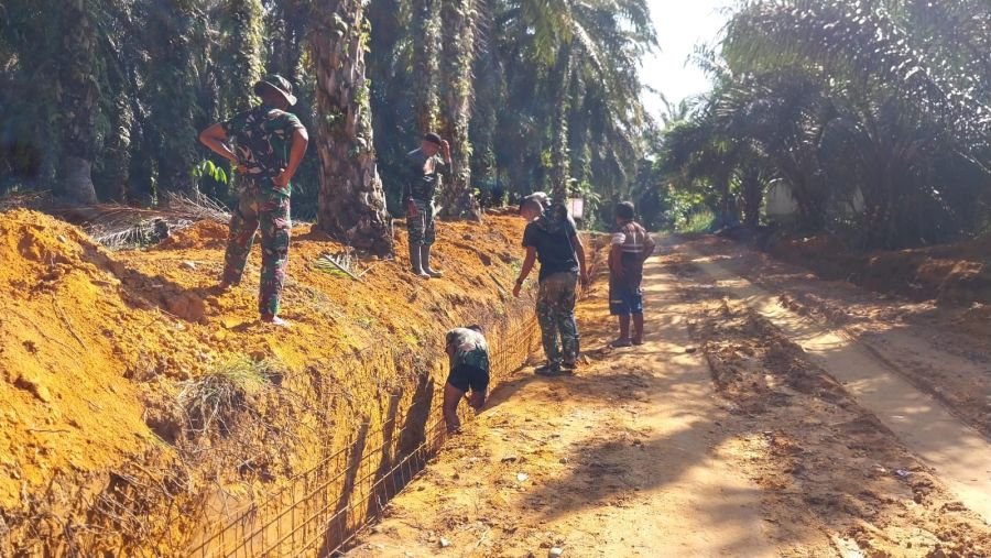 Atasi Banjir, Satgas TMMD ke-128 Bangun Drainase di Jalan Batu Bata Tengganau