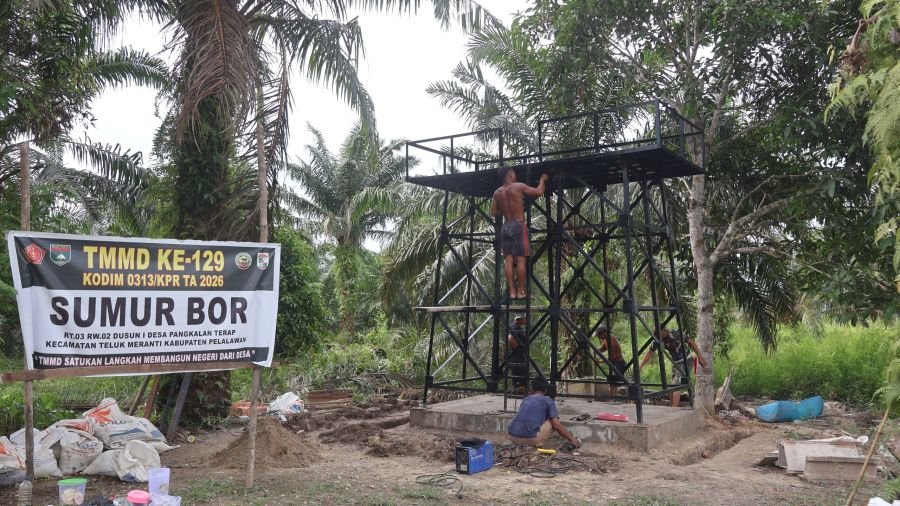 ATASI KELANGKAAN AIR BERSIH DI PESISIR, SATGAS TMMD KE-129 KODIM 0313/KPR GEBER PROGRAM TMAB DI PANG